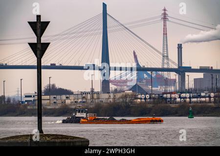 Blick über die Elbe auf den Köhlbrand, Mündungsarm der Süderelbe in die Norderelbe, mit Köhlbrandbrücke, Hamburg, Deutschland Köhlbrandbrücke *** vue de l'autre côté de l'Elbe jusqu'au Köhlbrand, estuaire du Süderelbe dans le Norderelbe, avec Köhlbrandbrücke, Hambourg, Allemagne Köhlbrandbrücke Banque D'Images