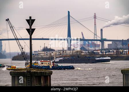 Blick über die Elbe auf den Köhlbrand, Mündungsarm der Süderelbe in die Norderelbe, mit Köhlbrandbrücke, Hamburg, Deutschland Köhlbrandbrücke *** vue de l'autre côté de l'Elbe jusqu'au Köhlbrand, estuaire du Süderelbe dans le Norderelbe, avec Köhlbrandbrücke, Hambourg, Allemagne Köhlbrandbrücke Banque D'Images