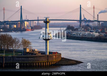 Blick über die Elbe auf den Köhlbrand, Mündungsarm der Süderelbe in die Norderelbe, mit Köhlbrandbrücke, Radarturm, Hamburg, Deutschland Köhlbrandbrücke *** vue de l'autre côté de l'Elbe jusqu'au Köhlbrand, estuaire du Süderelbe dans le Norderelbe, avec Köhlbrandbrücke, tour radar, Hambourg, Allemagne Köhlbrandbrücke Banque D'Images