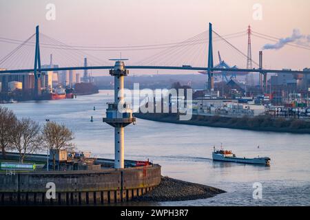 Blick über die Elbe auf den Köhlbrand, Mündungsarm der Süderelbe in die Norderelbe, mit Köhlbrandbrücke, Radarturm, Hamburg, Deutschland Köhlbrandbrücke *** vue de l'autre côté de l'Elbe jusqu'au Köhlbrand, estuaire du Süderelbe dans le Norderelbe, avec Köhlbrandbrücke, tour radar, Hambourg, Allemagne Köhlbrandbrücke Banque D'Images