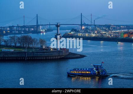 Blick über die Elbe auf den Köhlbrand, Mündungsarm der Süderelbe in die Norderelbe, mit Köhlbrandbrücke, Radarturm, Hamburg, Deutschland Köhlbrandbrücke *** vue de l'autre côté de l'Elbe jusqu'au Köhlbrand, estuaire du Süderelbe dans le Norderelbe, avec Köhlbrandbrücke, tour radar, Hambourg, Allemagne Köhlbrandbrücke Banque D'Images