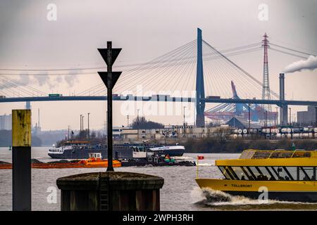 Blick über die Elbe auf den Köhlbrand, Mündungsarm der Süderelbe in die Norderelbe, mit Köhlbrandbrücke, Hamburg, Deutschland Köhlbrandbrücke *** vue de l'autre côté de l'Elbe jusqu'au Köhlbrand, estuaire du Süderelbe dans le Norderelbe, avec Köhlbrandbrücke, Hambourg, Allemagne Köhlbrandbrücke Banque D'Images