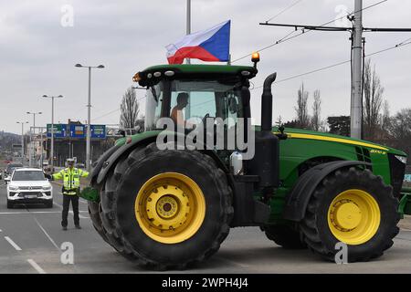 Prague, République tchèque. 7 mars 2024. Des agriculteurs tchèques discutent à côté de leurs tracteurs bloquant partiellement une route lors d'une manifestation d'agriculteurs à Prague, en République tchèque. Les principaux griefs des agriculteurs tchèques sont la hausse des coûts de production, l'augmentation des taxes, des règles environnementales excessives (avec un désagrément particulier pour le Green Deal de l'UE), une bureaucratie accrue et l'émergence récente d'importations bon marché. (Crédit image : © Slavek Ruta/ZUMA Press Wire) USAGE ÉDITORIAL SEULEMENT! Non destiné à UN USAGE commercial ! Banque D'Images