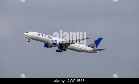 N215UA United Airlines Boeing 777-222 AM Aéroport International de Los Angeles LAX / KLAX Los Angeles, Kalifornien, USA, Vereinigte Staaten von Amerika, 17.02.2024 *** N215UA United Airlines Boeing 777 222 at Los Angeles International Airport LAX KLAX Los Angeles, California, USA, Etats-Unis d'Amérique, 17 02 2024 Banque D'Images
