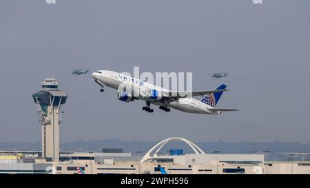 N215UA United Airlines Boeing 777-222 AM Aéroport International de Los Angeles LAX / KLAX Los Angeles, Kalifornien, USA, Vereinigte Staaten von Amerika, 17.02.2024 *** N215UA United Airlines Boeing 777 222 at Los Angeles International Airport LAX KLAX Los Angeles, California, USA, Etats-Unis d'Amérique, 17 02 2024 Banque D'Images