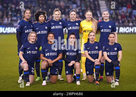 Joueurs de Chelsea, rangée arrière, de gauche à droite, Mayra Ramirez de Chelsea, Lauren James, Sjoeke Nusken, Melanie Leupolz, la gardienne de but Hannah Hampton et Niamh Charles de Chelsea. Première rangée, de gauche à droite, Erin Cuthbert, Jess carter, Eve Perisset, Guro Reiten et Jelena Cankovic s'alignent avant le match de demi-finale de la Continental Tyres League Cup féminin au joie Stadium de Manchester. Date de la photo : jeudi 7 mars 2024. Banque D'Images