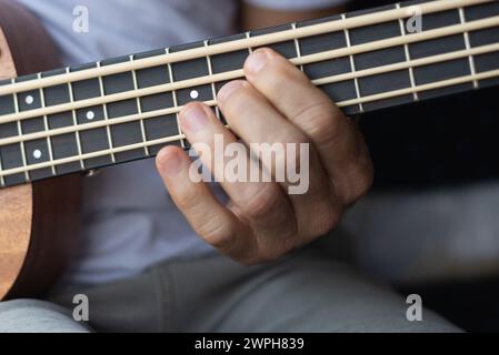 Détail d'une main jouant une contrebasse avec des cordes spéciales. Musicien professionnel. Banque D'Images