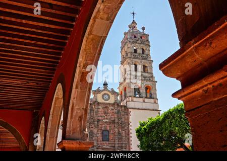 Façade de l'église paroissiale Nuestra Señora de la Luz, ou église notre-Dame de la lumière, vue à travers une arche le long du jardin de Salvatierra dans le quartier historique central de Salvatierra, Guanajuato, Mexique. L'église néo-gothique du XVIIe siècle honore la patronne de la ville. Banque D'Images