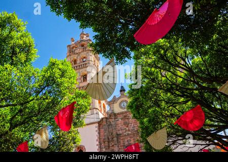 Les clochers de l'église paroissiale Nuestra Señora de la Luz, ou église notre-Dame de la lumière, semblent provenir du parc jardin de Salvatierra du quartier historique central de Salvatierra, Guanajuato, Mexique. L'église néo-gothique du XVIIe siècle honore la patronne de la ville. Banque D'Images