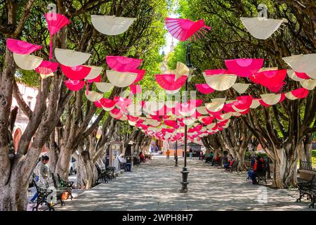 Des drapeaux picado en papier coloré décorent le paisible parc jardin de Salvatierra du quartier historique central de Salvatierra, Guanajuato, Mexique. Banque D'Images