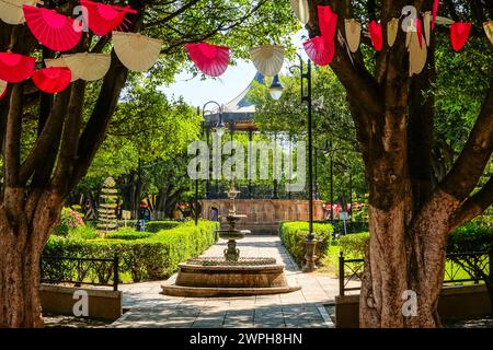 Le kiosque à musique de style français un picado en papier coloré décorent le paisible parc jardin de Salvatierra du quartier historique central de Salvatierra, Guanajuato, Mexique. Banque D'Images