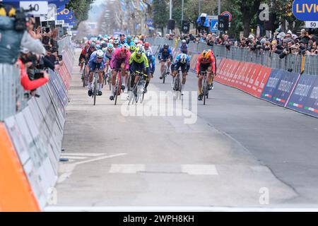 Giulianova, Italie. 07 mars 2024. Jonathan Milan du Team Lidl-Trek (l) se bat côte à côte avec Biniam Girmay du Team Intermarché-Wanty (R) lors du 59ème Tirreno-Adriatico 2024, étape 4 d’Arrone à Giulianova. Crédit : SOPA images Limited/Alamy Live News Banque D'Images