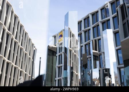 Die Spiegelinstallation MIRROR PAVILION von Jeppe Hein bereichtert mit 99 aluminium Stelen den Bundeskanzlerplatz - Das Stadtquartier Neuer Kanzlerplatz mit einem 102 Meter hohem Bürogebäude Hat Bereits namhafte Mieter, Wie die Postbank eine Niederlassung der Deutsche Bank AG sowie die Bundeszentrale für Politische Bildung bpb in bester Lage am ehemaligen Regierungsviertel von Bonn. Ein Bauprojekt der Art-Invest Real Estate wurde 2023 fertiggestellt. 06.03.2024 Bonn Gronau NRW Deutschland *** le MIROIR d'installation PAVILLON DE Jeppe Hein enrichit la Bundeskanzlerplatz avec de l'aluminium 99 Banque D'Images