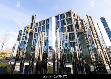 Die Spiegelinstallation MIRROR PAVILION von Jeppe Hein bereichtert mit 99 aluminium Stelen den Bundeskanzlerplatz - Das Stadtquartier Neuer Kanzlerplatz mit einem 102 Meter hohem Bürogebäude Hat Bereits namhafte Mieter, Wie die Postbank eine Niederlassung der Deutsche Bank AG sowie die Bundeszentrale für Politische Bildung bpb in bester Lage am ehemaligen Regierungsviertel von Bonn. Ein Bauprojekt der Art-Invest Real Estate wurde 2023 fertiggestellt. 06.03.2024 Bonn Gronau NRW Deutschland *** le MIROIR d'installation PAVILLON DE Jeppe Hein enrichit la Bundeskanzlerplatz avec de l'aluminium 99 Banque D'Images