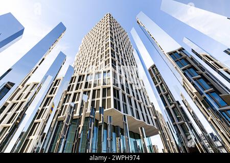 Die Spiegelinstallation MIRROR PAVILION von Jeppe Hein bereichtert mit 99 aluminium Stelen den Bundeskanzlerplatz - Das Stadtquartier Neuer Kanzlerplatz mit einem 102 Meter hohem Bürogebäude Hat Bereits namhafte Mieter, Wie die Postbank eine Niederlassung der Deutsche Bank AG sowie die Bundeszentrale für Politische Bildung bpb in bester Lage am ehemaligen Regierungsviertel von Bonn. Ein Bauprojekt der Art-Invest Real Estate wurde 2023 fertiggestellt. 06.03.2024 Bonn Gronau NRW Deutschland *** le MIROIR d'installation PAVILLON DE Jeppe Hein enrichit la Bundeskanzlerplatz avec de l'aluminium 99 Banque D'Images