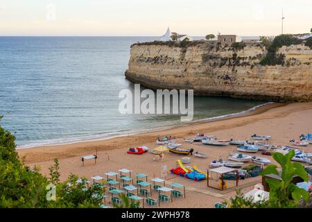 Algarve, Portugal - 15.09.2023 : vue sur la plage et la falaise sur la plage notre Dame du Rocher (Praia de Nossa Senhora da Rocha). Porches, Algarve, Portugal Banque D'Images
