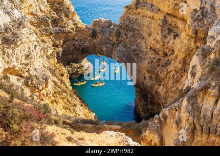 Algarve, Portugal - 14.2023 : kayakistes dans l'arc de la cathédrale monument naturel dans l'océan Atlantique à Ponta da Piedade, Algarve, Lagos, Portugal Banque D'Images