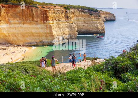 Algarve, Portugal - 14.2023 : touristes admirant le magnifique paysage de la plage de Benagil. Plage de Praia de Benagil, Algarve, Portugal Banque D'Images