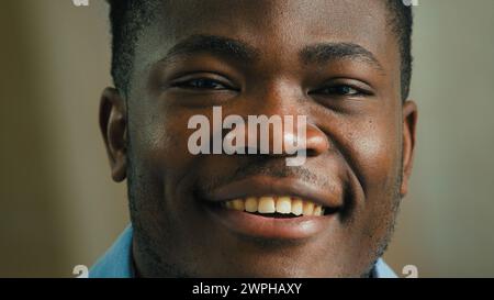 Head shot homme d'affaires afro-américain ethnique gars regardant la caméra heureux souriant homme multiracial gestionnaire de bureau pdg entrepreneur employeur Banque D'Images