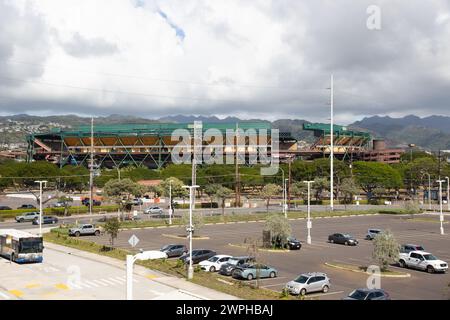Honolulu, Hawaï, États-Unis - 24 février 2024 : vue depuis le Skyline Rail du stade Aloha, un stade polyvalent fermé situé à Halawa, Hawaï. Banque D'Images
