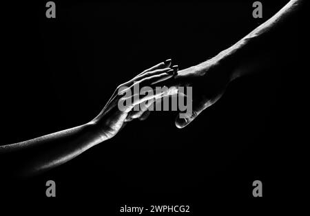Deux mains au moment de l'adieu. Les mains de retenue des relations. Aidez vos amis à passer des moments difficiles. Geste de sauvetage, soutien, amitié et Banque D'Images