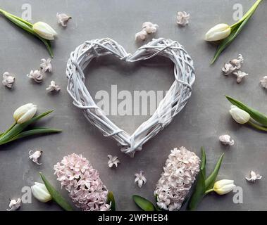 Couronne en forme de coeur avec fleurs et papillon Banque D'Images