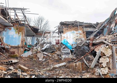 1er mars 2024, Chervona Dolyna, Mykolaiv Reg, Ukraine : une école du village de Chervona Dolyna est complètement détruite par des tirs de roquettes et d'artillerie. École détruite dans le village de Chervona Dolyna, région de Mykolaiv en Ukraine, à la suite de tirs de roquettes et d'artillerie contre des infrastructures civiles par les troupes d'occupation russes. Une école sur sept en Ukraine a été endommagée par des attaques militaires. Plus de 200 écoles en Ukraine ont été détruites et 1 600 endommagées par les attaques ennemies. À l'heure actuelle, quelque 900 000 enfants en Ukraine étudient à distance parce que ce n'est pas possible pour eux Banque D'Images