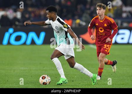 Roma, Latium. 07 mars 2024. Ansu Fati de Brighton & Hove Albion, Tommaso Baldanzi de L'AS Roma lors du match de l'UEFA Europa League AS Roma contre Brighton & Hove Albion au stade Olimpico de Rome, Italie, le 7 mars 2024. Crédit : massimo insabato/Alamy Live News Banque D'Images