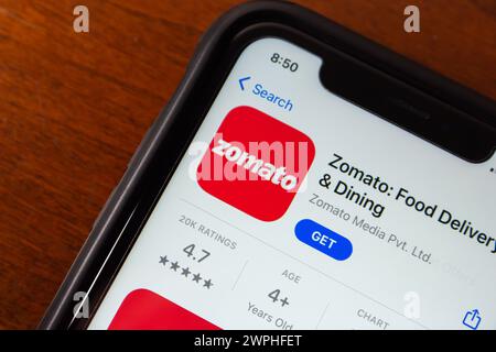 Application Zomato vue dans App Store sur iPhone. Zomato est une multinationale indienne spécialisée dans l'agrégation de restaurants et la livraison de nourriture. Zomato a été fondée en 2008 Banque D'Images