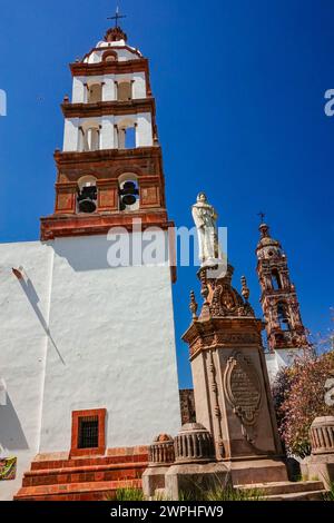 Le Templo y ex Convento de San Buenaventura ou église de San Francisco dans le quartier historique central de Salvatierra, Guanajuato, Mexique. L'église et le couvent franciscains ont été commencés en 1659, mais pas achevés avant le XVIIIe siècle. Banque D'Images