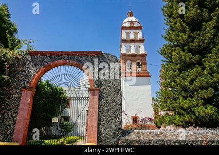 Le Templo y ex Convento de San Buenaventura ou église de San Francisco dans le quartier historique central de Salvatierra, Guanajuato, Mexique. L'église et le couvent franciscains ont été commencés en 1659, mais pas achevés avant le XVIIIe siècle. Banque D'Images