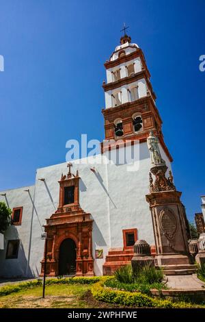 Le Templo y ex Convento de San Buenaventura ou église de San Francisco dans le quartier historique central de Salvatierra, Guanajuato, Mexique. L'église et le couvent franciscains ont été commencés en 1659, mais pas achevés avant le XVIIIe siècle. Banque D'Images