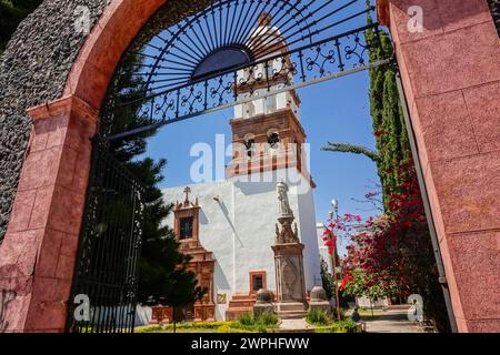 Le Templo y ex Convento de San Buenaventura ou église de San Francisco dans le quartier historique central de Salvatierra, Guanajuato, Mexique. L'église et le couvent franciscains ont été commencés en 1659, mais pas achevés avant le XVIIIe siècle. Banque D'Images