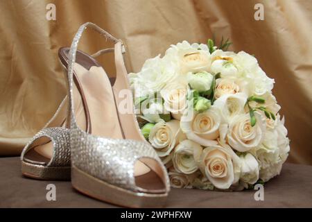 Talons de strass et bouquet tenant les bandes de mariage Banque D'Images