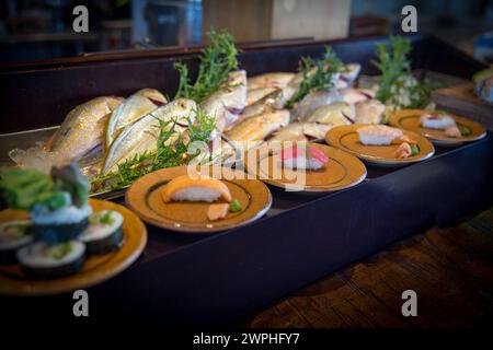 Sushi affiché avec du poisson frais et Nigiri Banque D'Images