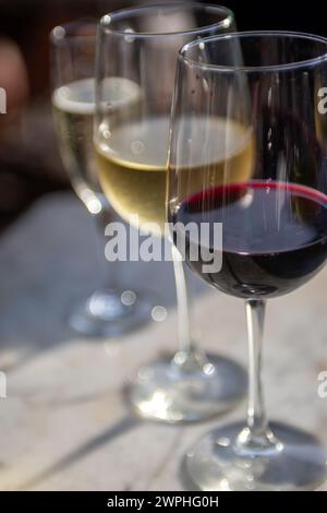 Trois verres de vins différents pour une table de trois Banque D'Images