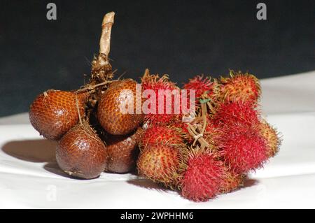 Un bouquet de ramboutan et de fruits de serpent Banque D'Images