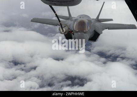Un prolongateur KC-10 ravitaille un F-35B Lightning II le 24 janvier 2024 au-dessus de la Californie. En utilisant soit une flèche de ravitaillement aérienne avancée, soit un tuyau et un système de ravitaillement en ligne centrale, le KC-10 peut ravitailler une variété d'avions militaires américains et alliés. (Photo de l'US Air Force par le Sgt. Maître Traci Keller) Banque D'Images