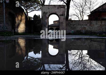 Roma, Italie. 07 mars 2024. Vue de l'entrée du jardin d'Orange à Rome avec réflexions sur les flaques d'eau (photo de Matteo Nardone/Pacific Press) crédit : Pacific Press Media production Corp./Alamy Live News Banque D'Images