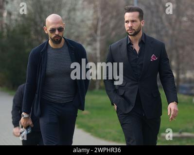 Bucarest, Roumanie. 7 mars 2024 : Andrew Tate (à gauche) et son frère Tristan Tate (à droite) quittent la Cour de Bucarest. Crédit : Lucian Alecu/Alamy Live News Banque D'Images