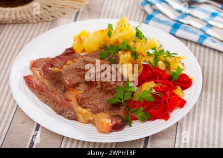 Steak de veau avec pommes de terre frites et poivre Banque D'Images