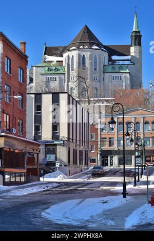 SHERBROOKE, QUÉBEC, CANADA - 4 mars 2021 paysage urbain Cathédrale Basilique Saint Michel vue depuis la rue Meadow Banque D'Images