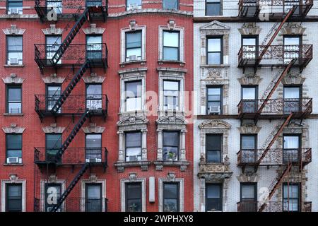 New York City orné de vieux immeubles d'appartements avec échelles de feu extérieures Banque D'Images