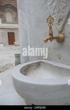 l'eau qui coule d'un robinet extérieur à istanbul Banque D'Images