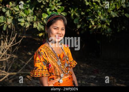 Une fille MRO pose pour un portrait. Le peuple MRO est un groupe ethnique autochtone au Bangladesh. Ils habitent principalement la région des Chittagong Hill Tracts (CHT), qui comprend des districts tels que Bandarban, Rangamati et Khagrachari. Le peuple MRO est l'une des nombreuses communautés autochtones du Bangladesh, et ils ont une identité culturelle, une langue et un mode de vie traditionnel distincts. Banque D'Images