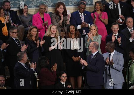 Washington, États-Unis. 07 mars 2024. La première dame Jill Biden applaudit les invités présentés par le président Joe Biden alors qu’il prononce le discours annuel sur l’état de l’Union lors d’une session conjointe du Congrès au Capitole des États-Unis à Washington DC le jeudi 7 mars 2024. Photo de Pat Benic/UPI crédit : UPI/Alamy Live News Banque D'Images