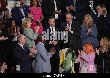 Washington, États-Unis. 07 mars 2024. La première dame Jill Biden applaudit les invités présentés par le président Joe Biden alors qu’il prononce le discours annuel sur l’état de l’Union lors d’une session conjointe du Congrès au Capitole des États-Unis à Washington DC le jeudi 7 mars 2024. Photo de Pat Benic/UPI crédit : UPI/Alamy Live News Banque D'Images