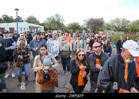 Les gens se rassemblent pour une veillée aux chandelles pour honorer la mémoire de la vie de l'adolescent Preston Lord à l'endroit même où elle lui a été enlevée à Queen Creek, Arizona, le 7 mars 2024. L'adolescent de East Valley a été battu dans la rue à l'extérieur d'une fête d'Halloween à Queen Creek, Arizona, le 28 octobre 2023 et est décédé deux jours plus tard. Six personnes ont été récemment arrêtées et font face à des accusations de meurtre dans le meurtre du jeune homme de 16 ans en octobre. (Photo par : Alexandra Buxbaum/Sipa USA) crédit : Sipa USA/Alamy Live News Banque D'Images