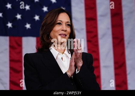 Le vice-président américain Kamala Harris est présent à la Chambre des représentants avant le troisième discours du président américain Joe Biden sur l'état de l'Union à une session conjointe du Congrès au Capitole des États-Unis à Washington, DC, États-Unis, le 7 mars 2024.Credit : Shawn Thew/Pool via CNP/MediaPunch Banque D'Images