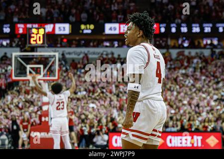 Madison, WI, États-Unis. 7 mars 2024. Kamari McGee (4), gardien des Badgers du Wisconsin, célèbre le match de basket-ball de la NCAA entre les Rutgers Scarlet Knights et les Wisconsin Badgers au Kohl Center de Madison, WISCONSIN. Darren Lee/CSM/Alamy Live News Banque D'Images